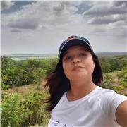 Profesora de psicología que imparte clases a chicos de primeros semestres